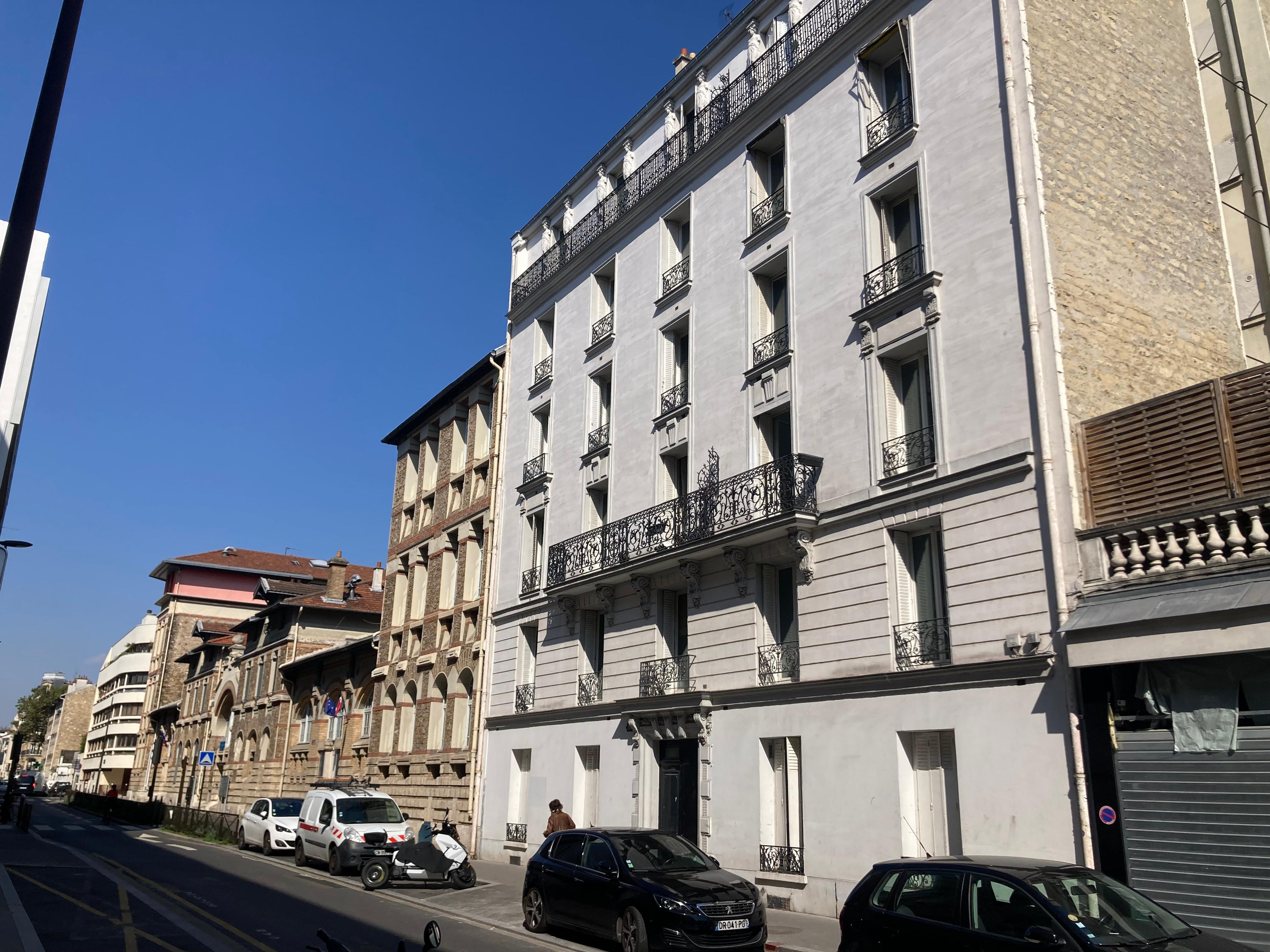 Extension en bois à l'écriture contemporaine, en retrait de la maison d'origine