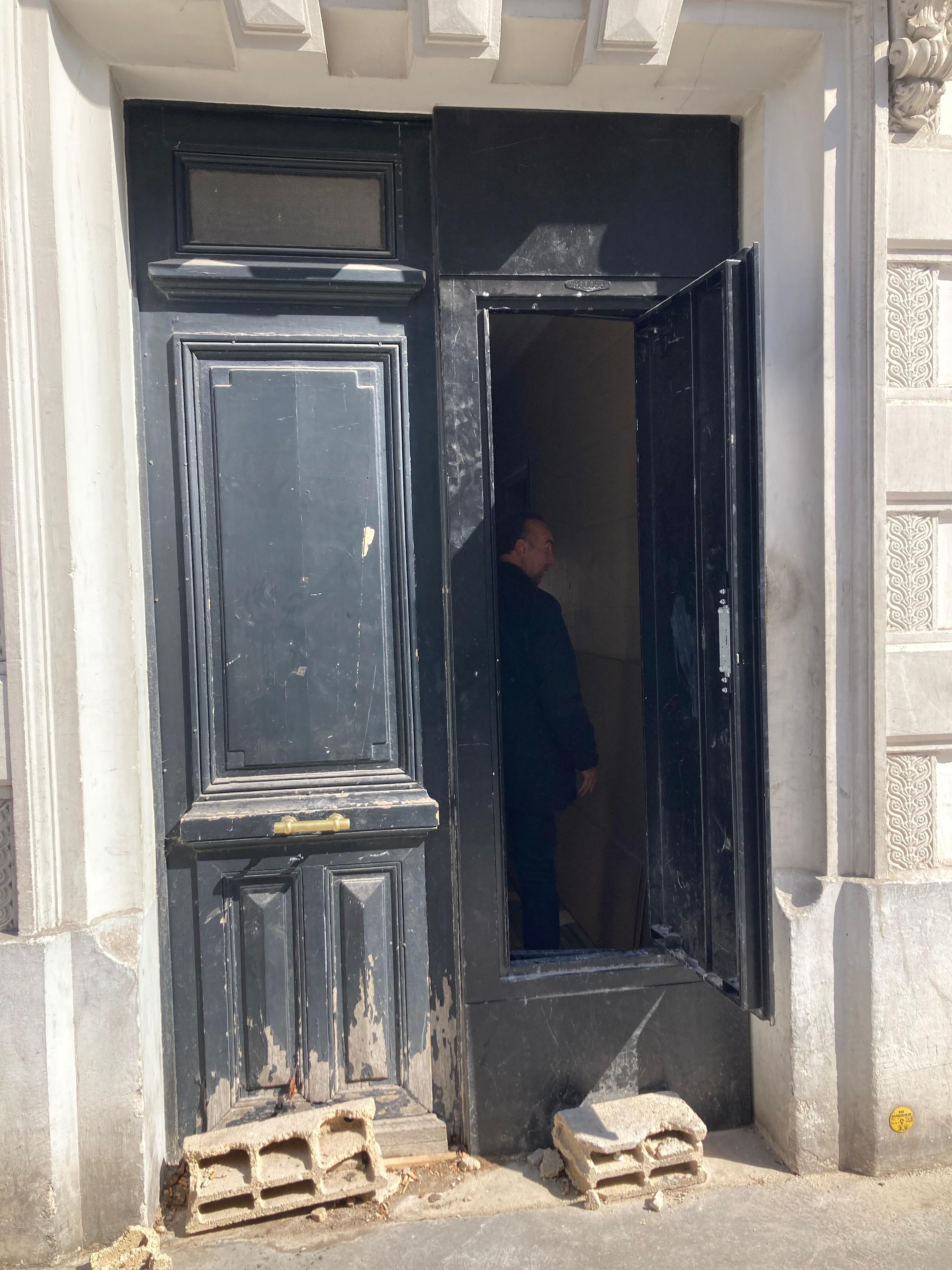 Cour anglaise végétalisée éclairant le niveau semi-enterré, avec terrasse de plain-pied