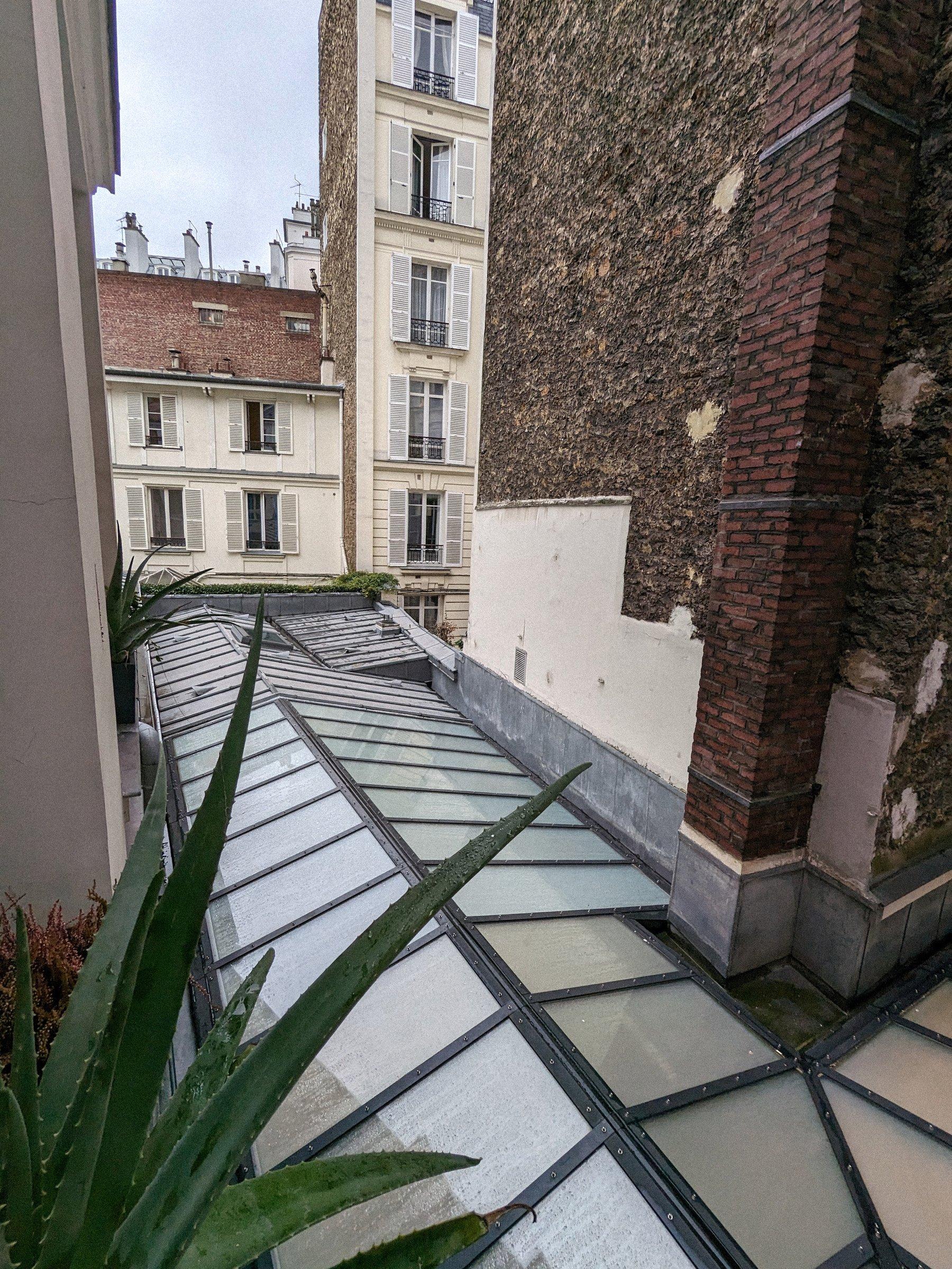 Toiture en zinc nettoyée dans une cour parisienne