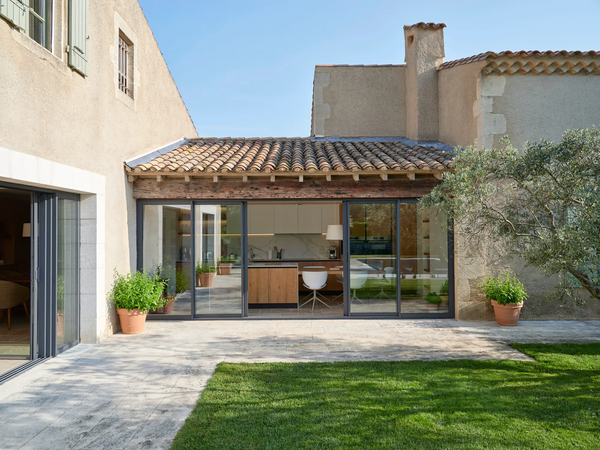 Cuisine entièrement ouverte sur le jardin, maison en Provence