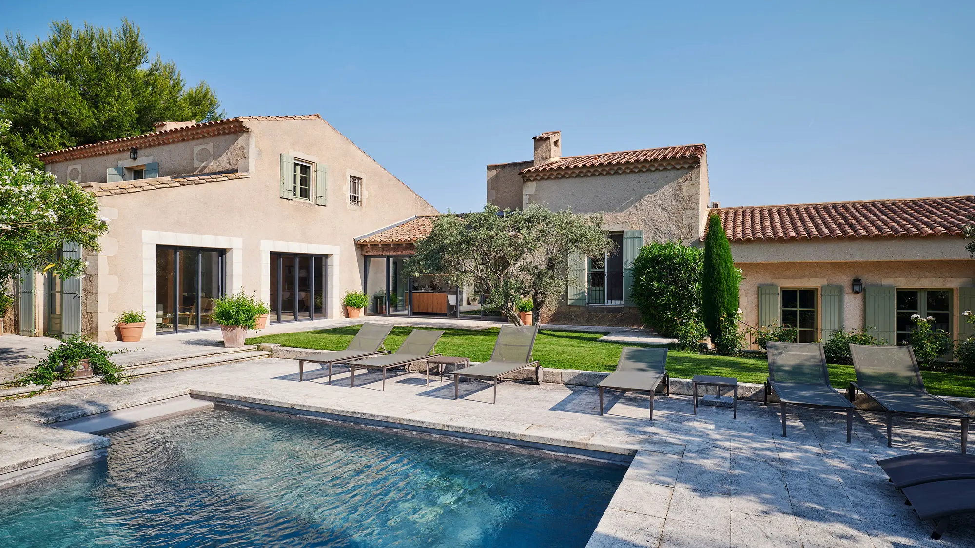 Grand salon aux ouvertures agrandies vers le jardin