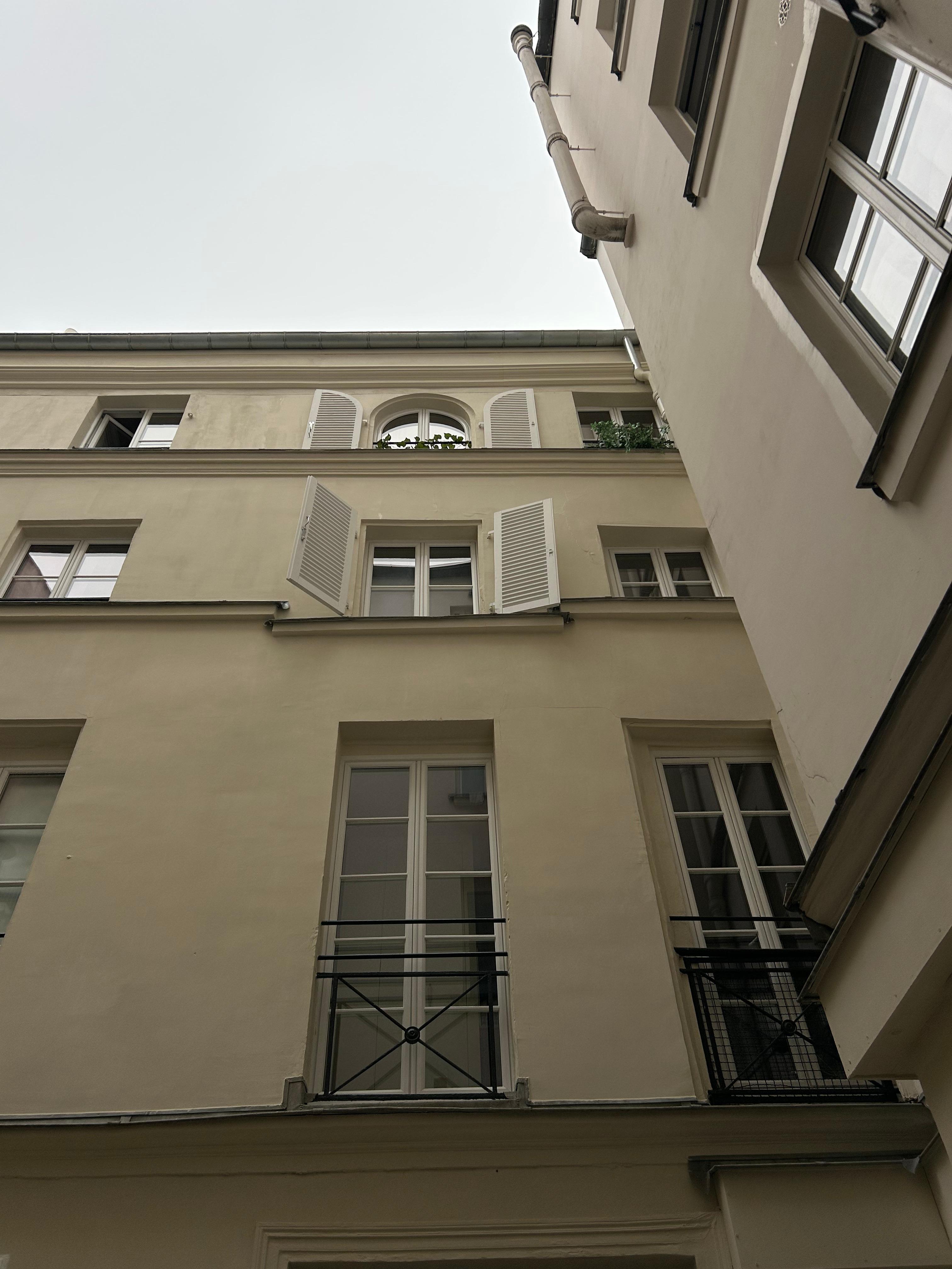 Duplex rénové au dernier étage d'un immeuble faubourien