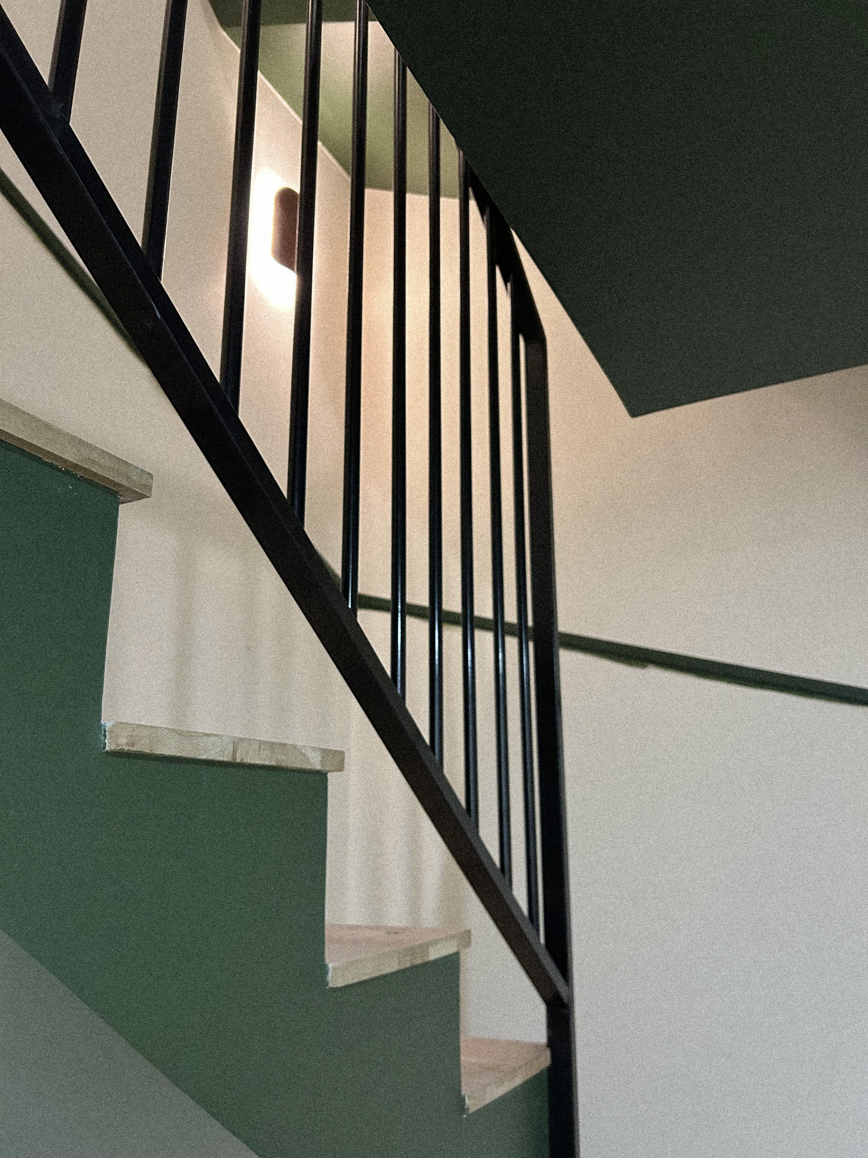 Palier élargi et escalier protégé dans un immeuble résidentiel rénové