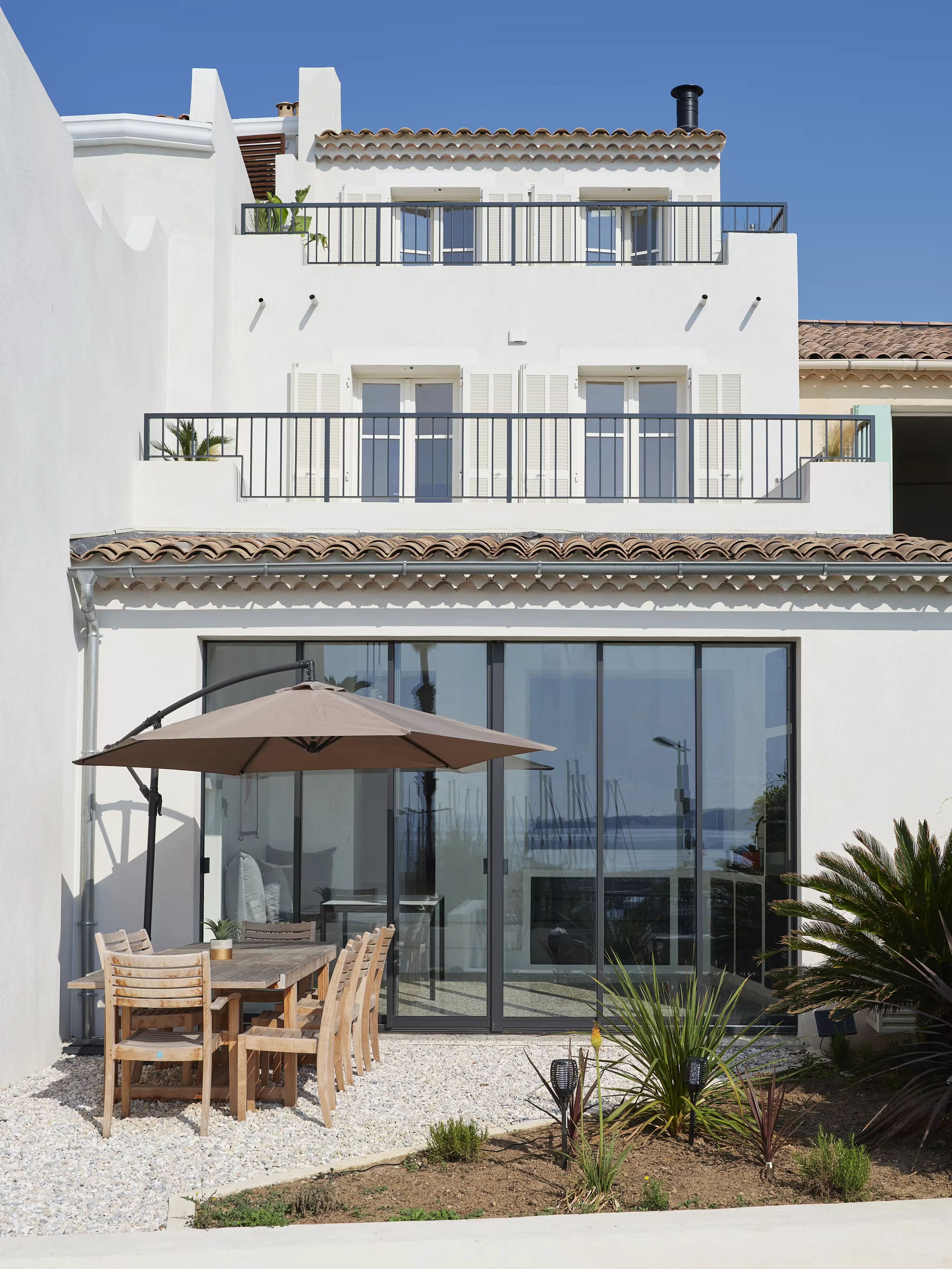 Terrasse avec vue directe sur la mer, extension côté jardin