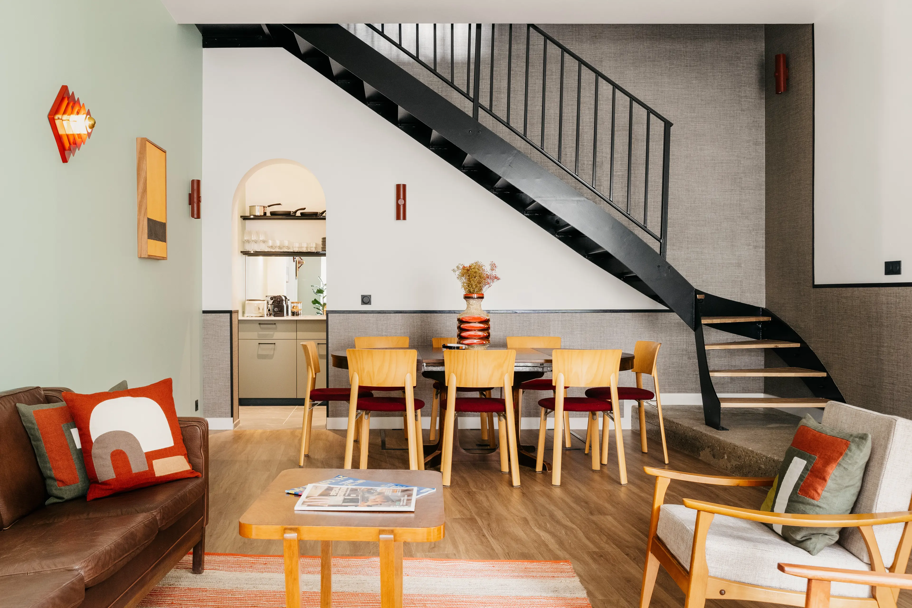 Séjour et cuisine au rez-de-chaussée d'une maison de tourisme pour dix personnes