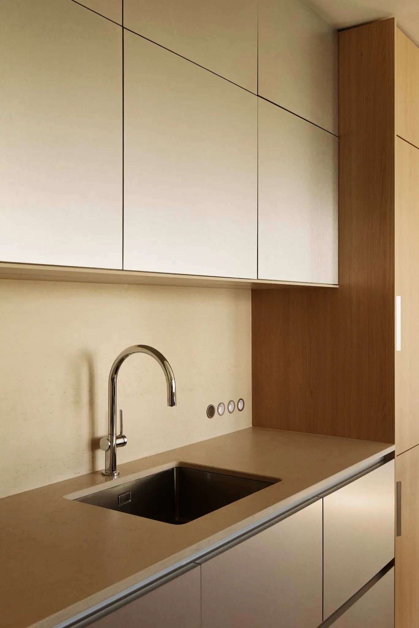 Chambre avec salle de bain créée en toiture, reliée à l'appartement par un escalier