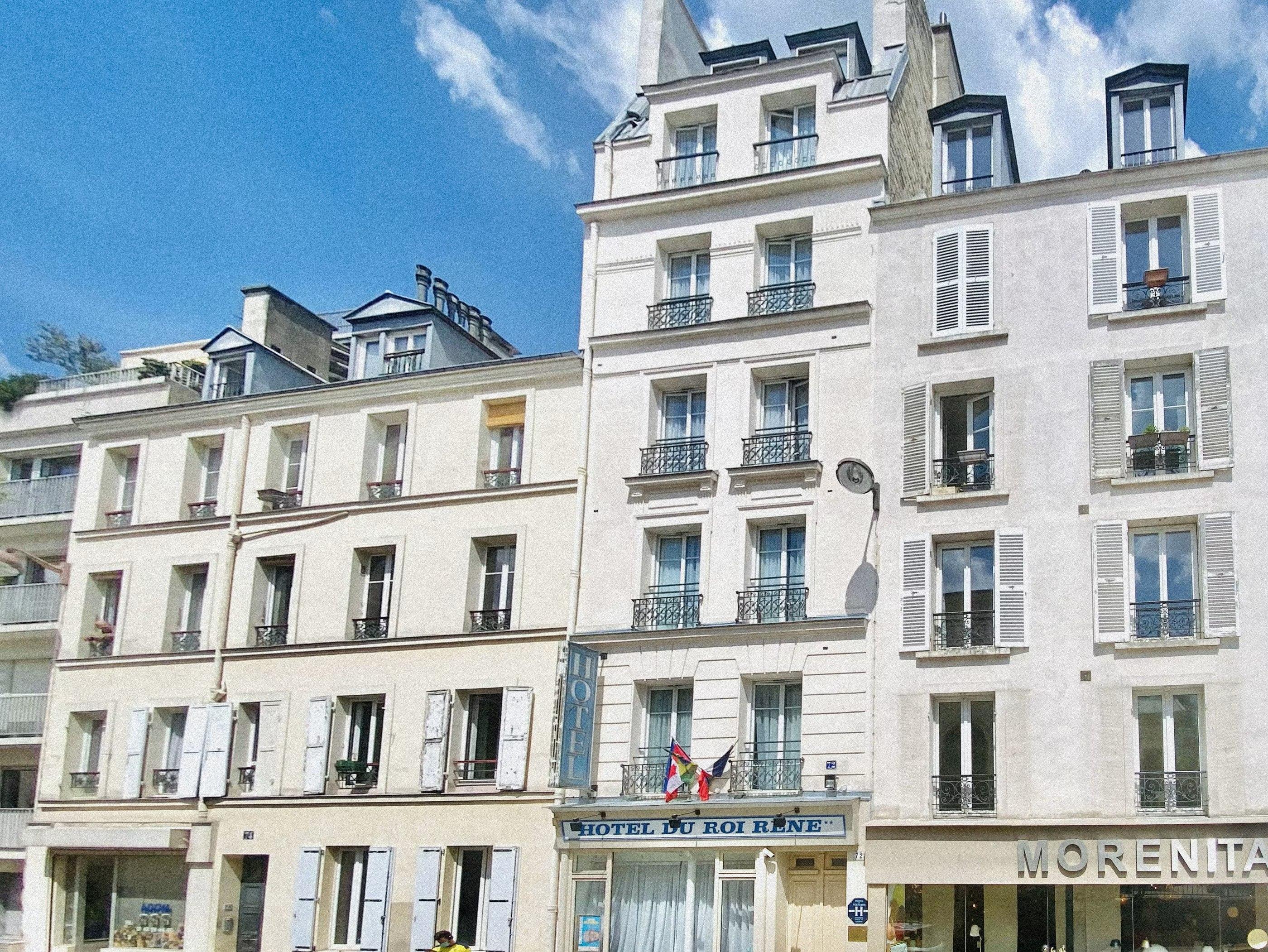 Façade et porte en bois d'un hôtel place de l'église des Batignolles, Paris 17e