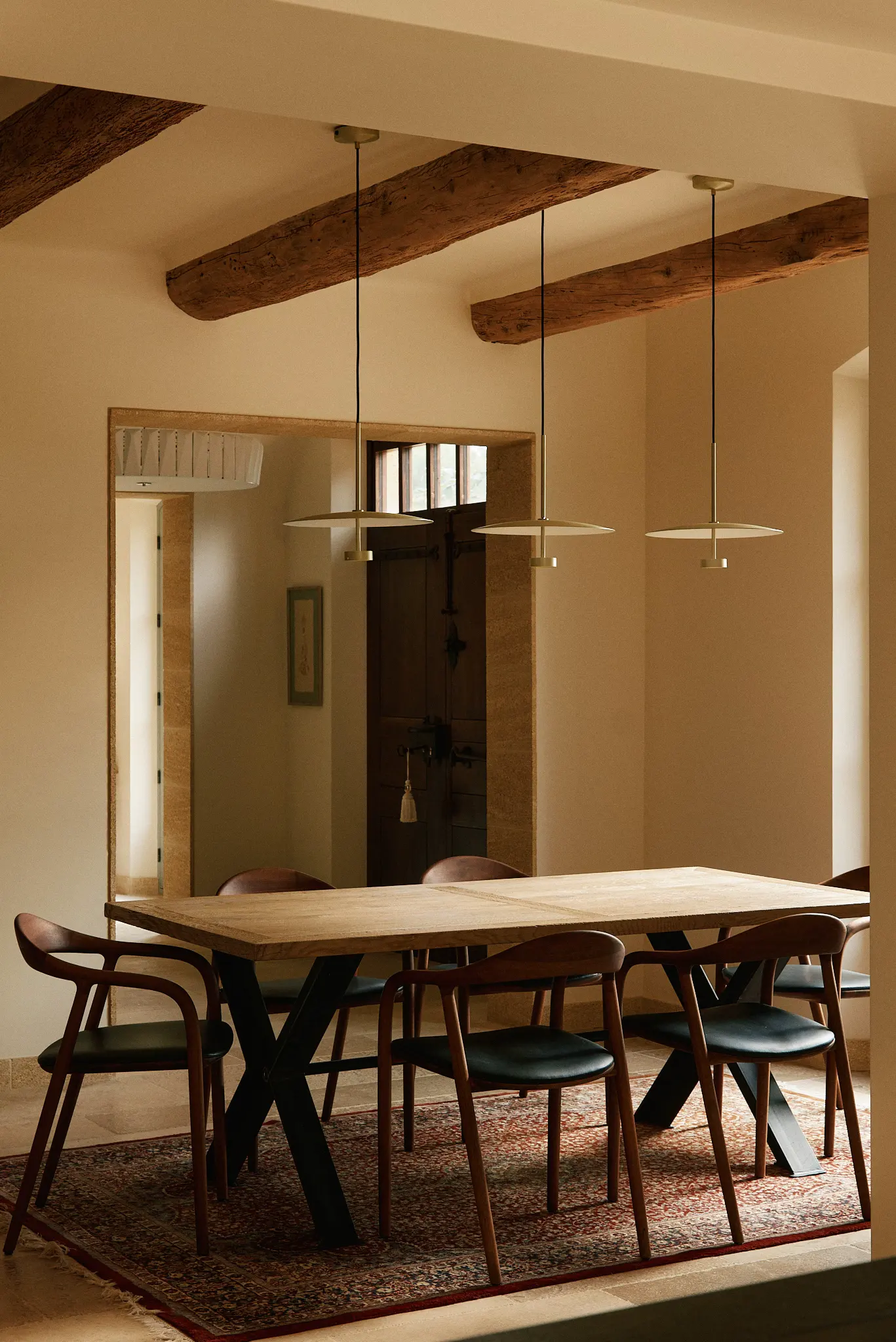 Intérieur de villa provençale mêlant éléments traditionnels et touches contemporaines
