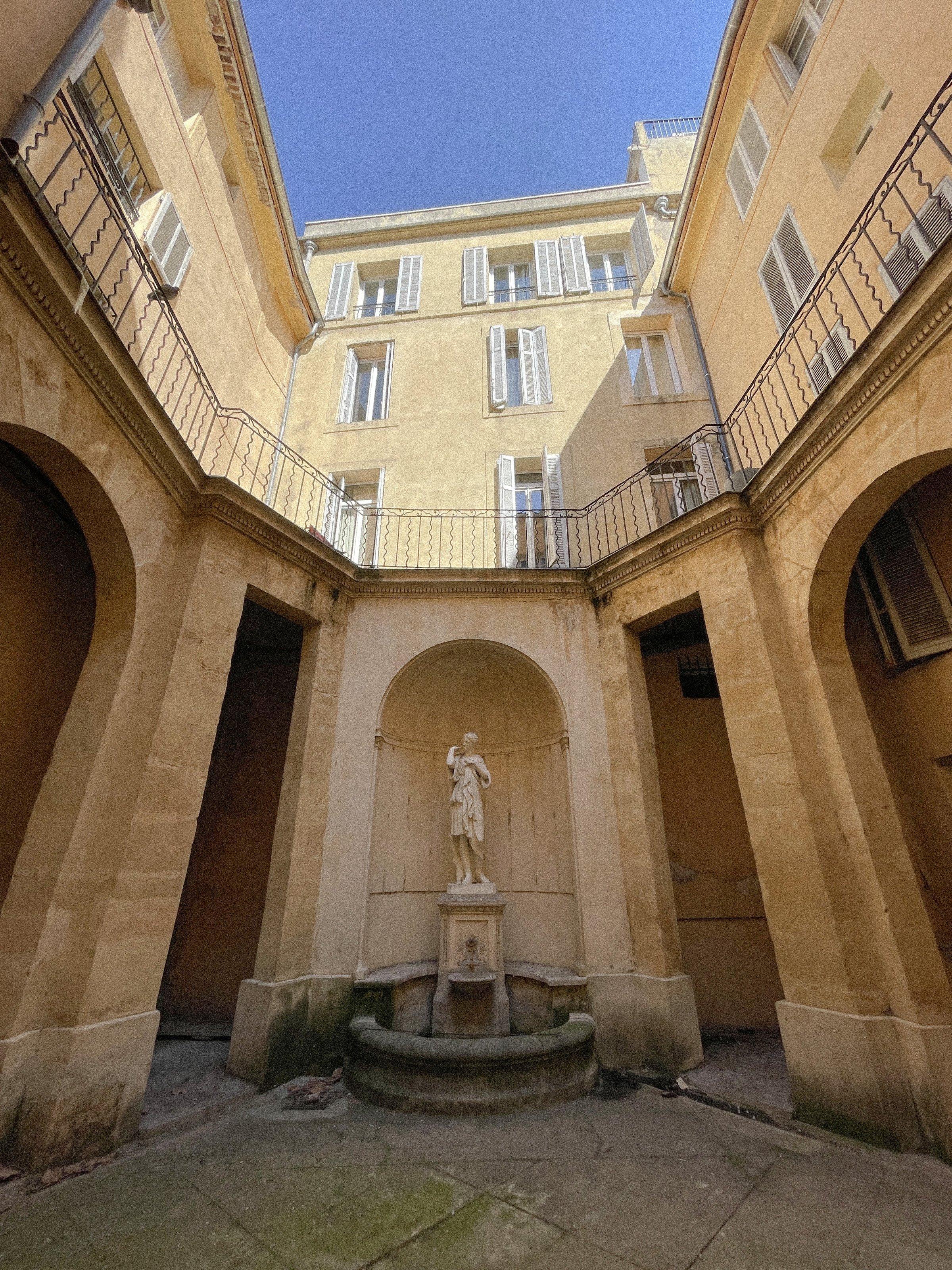 Façade restaurée de l'hôtel des Princes, 3-5 Cours Mirabeau, Aix-en-Provence
